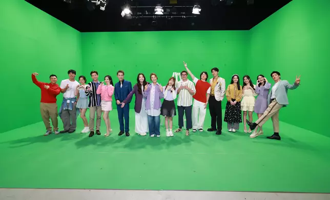 日前眾演員拍攝Opening。