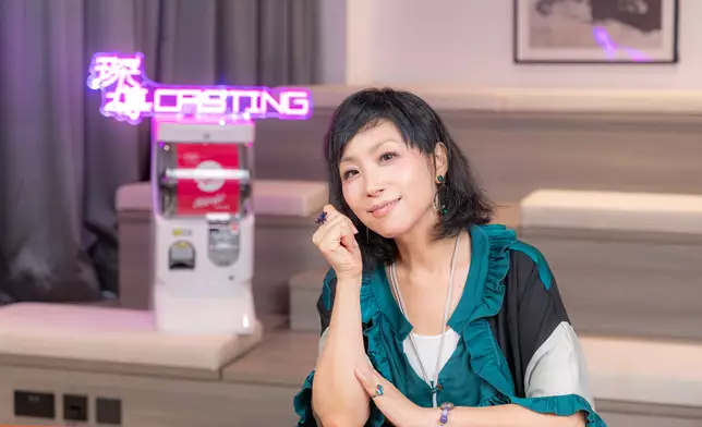 蝦頭笑言這是她自薦的點子：「我做舞台劇成日戴假髮扮佢，畀啲相監製睇，笑到佢哋反艇！」