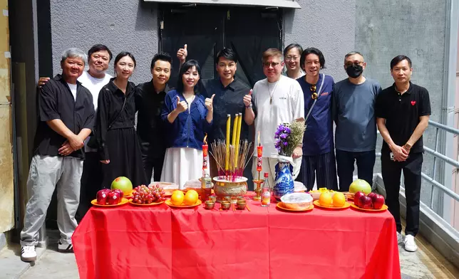 蝦頭（楊詩敏）與譚偉權（Gary哥哥）共同創作的舞台劇音樂騷《唔妥你還是愛你》，今晚（10日）起在壽臣劇院上演13場。