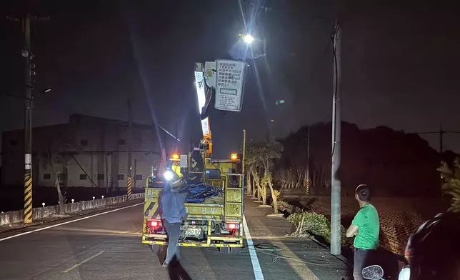 台灣多地停電，工程人員連夜搶修。FB圖片