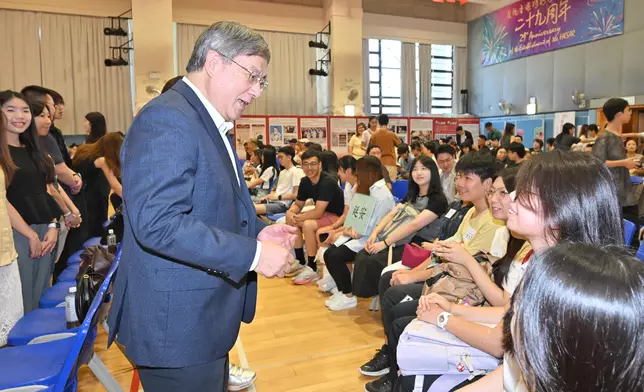 卓永興與出席活動人士互動。政府新聞處圖片