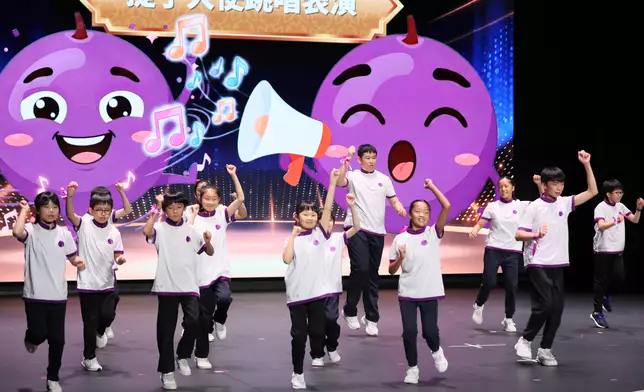 大埔警區少年警訊會員組成的提子大使為觀眾表演跳唱。