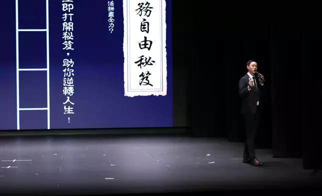 新界北總區防止罪案辦公室主任為觀眾講解最新騙案手法。