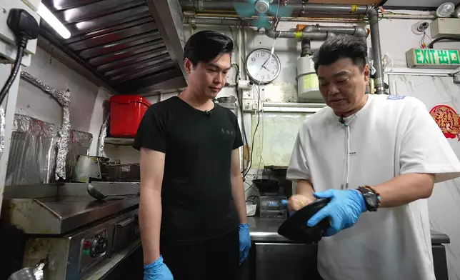 Ken喺廚房整「鍾無艷煎肉餅」，祥師兄入廚房落手落腳「撻肉餅」。