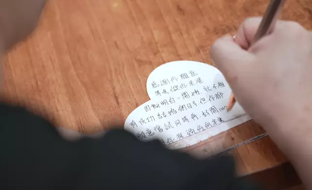 Ken同Candy互相寫手寫信，內容感人。