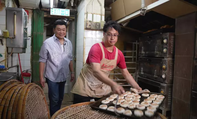 祥師兄走進廚房，感受整餅過程。