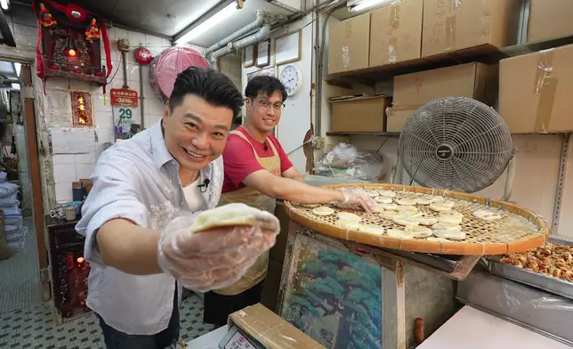 鏡頭食先。
