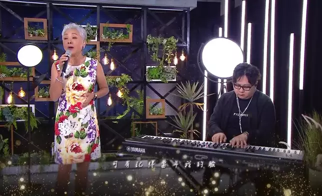二人先後現場演繹經典金曲。