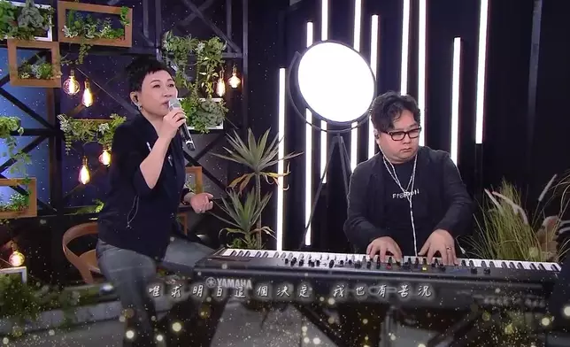 二人先後現場演繹經典金曲。