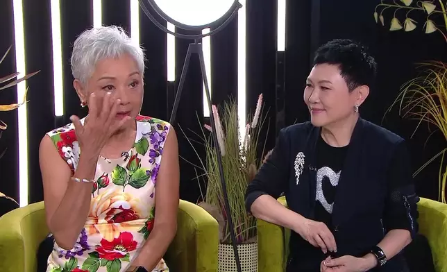 葉麗儀講姐妹情，忍唔住落淚。