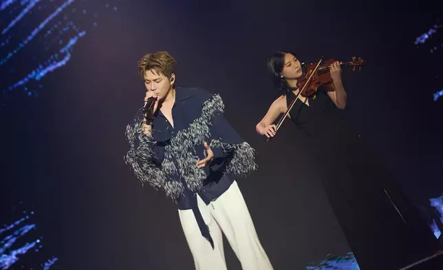 獻唱多首對他人生有意義的經典歌曲。