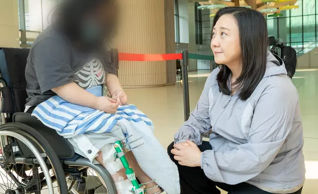 葛珮帆日前探望患上「軟骨發育不全症」的14歲女童Aria。