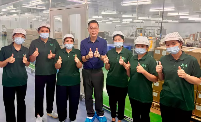 馬浚偉聽取前線員工意見，為大家換上清爽舒適短袖工衣，大家見到馬浚偉出現，紛紛表示感謝。