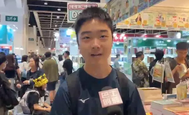 即將升讀中四的吳同學在書展選購補充練習，提早為新學年備戰DSE。巴士的報記者攝