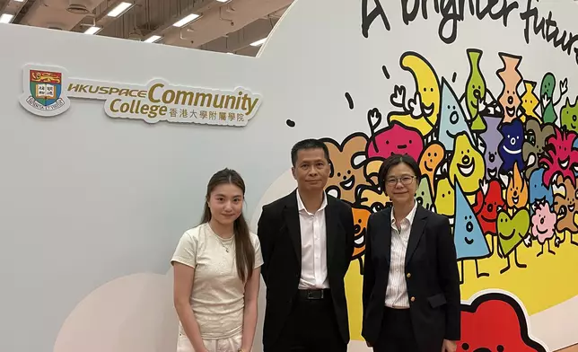 香港大學附屬學院署理校長盧兆興（中）、副校長周雪玲（右）以及學院應屆畢業生林琳（左）一同會見傳媒。