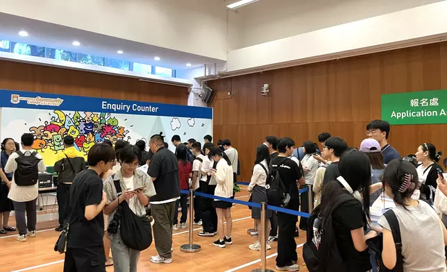 香港大學附屬學院九龍灣校舍設有即場報名及課程查詢攤位，現場查詢及報名 人數眾多。