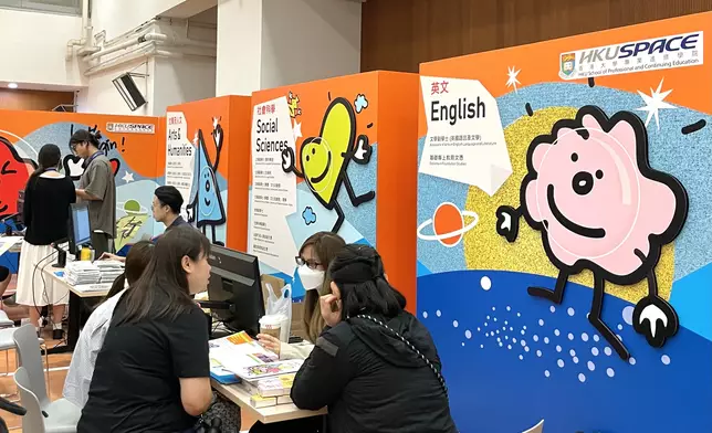 香港大學附屬學院九龍灣校舍設有即場報名及課程查詢攤位，現場查詢及報名 人數眾多。