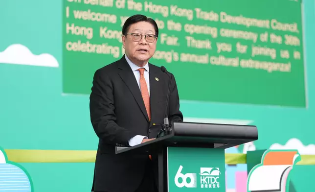 香港貿發局主席馬時亨在書展開幕禮上致開幕辭。