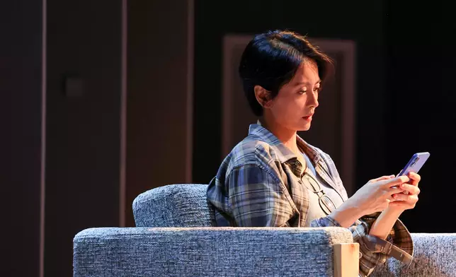 Gigi梁詠琪參演改編自韓國作家趙南柱原著小說《82年生的金智英》的話劇《我們成為的她》。