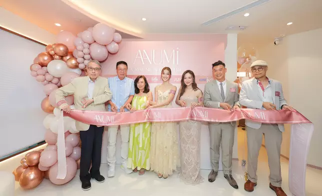 美容品牌ANUMI尖沙咀旗艦店日前盛大開幕，請來陳凱琳剪綵。