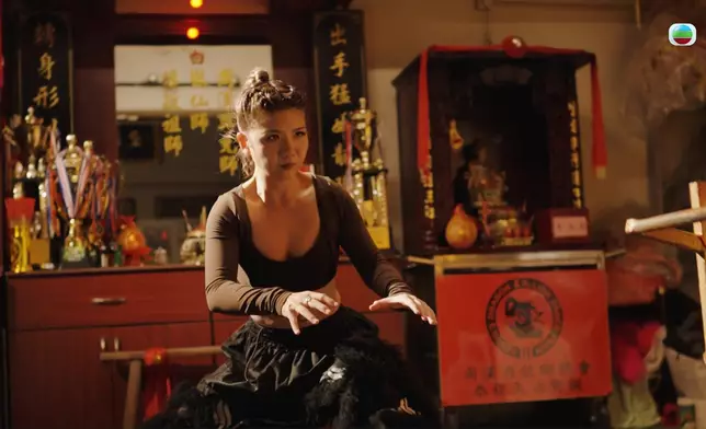 宓婕專注學習舞獅，功架十足。