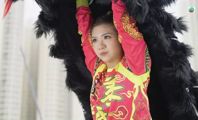正式舞獅，宓婕巾幗不讓鬚眉。