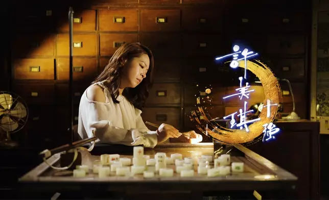 美琪全神貫注，雕琢出麻雀的精細神韻。