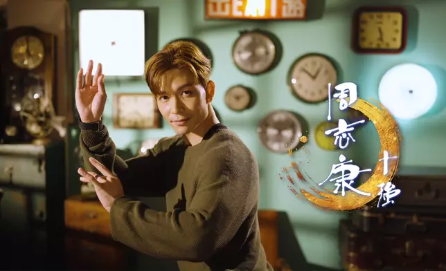 志康學習粵劇做手及化妝。