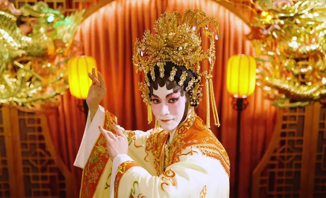志康的花旦造型相當驚艷。