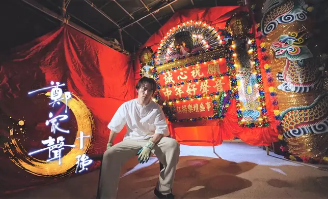 家聲全神貫注製作花牌，認真的男人特別吸引。