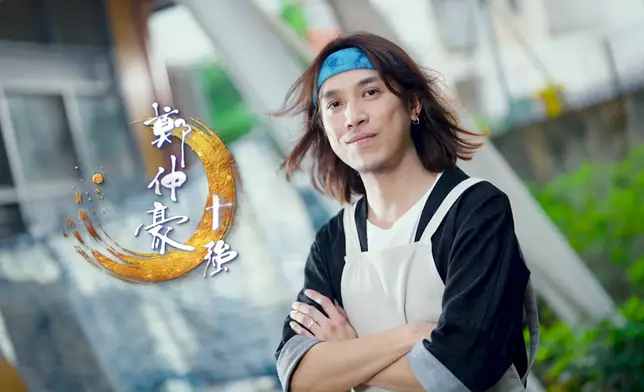 仲豪小心翼翼地將布料浸入染缸，展現他對於這項傳統手工藝的投入與認真。
