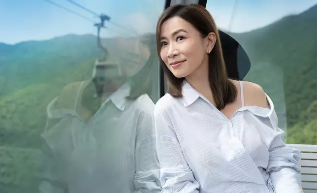 兩人憶起當年「飛紙仔」出貓趣事，保怡曾將對白貼在阿佘背脊。