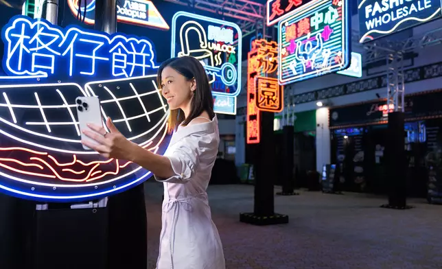 阿佘登夜航纜車飽覽日夜美景。