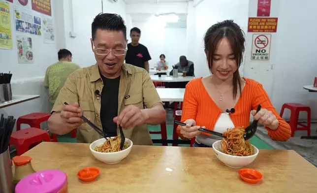 二人急不及待試鎮店的辣醬。