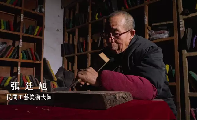 仲會學畫工藝繁複嘅木板年畫。