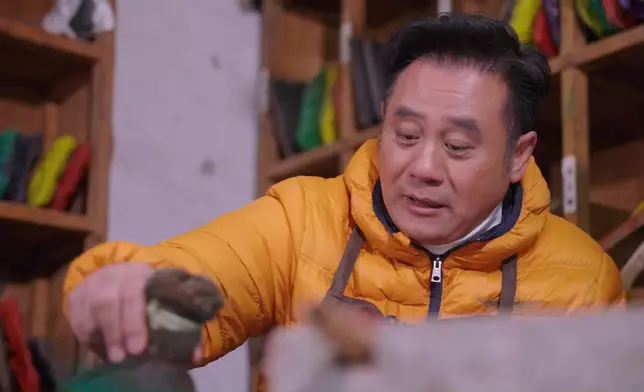仲會學畫工藝繁複嘅木板年畫。