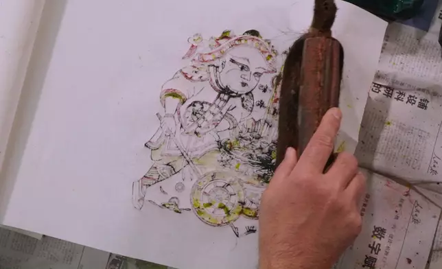 仲會學畫工藝繁複嘅木板年畫。