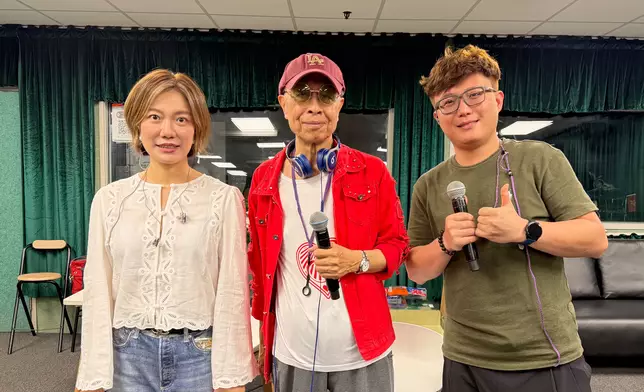 葉振棠將於下周一及二（20及21日）在文化中心舉行兩場演唱會，特別嘉賓龍婷和劉可日前到Band房綵排。