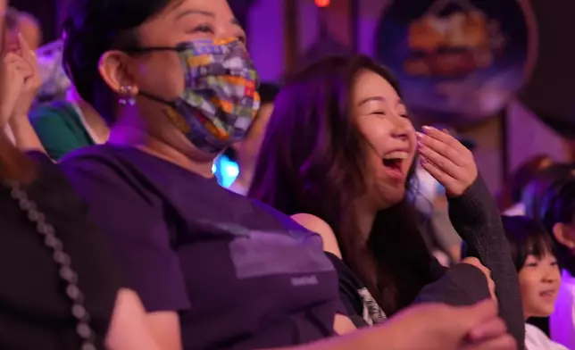 志康老婆掩嘴大笑。