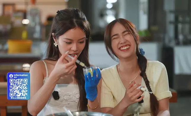 兩位女士製作果凍花時講半鹹笑話。