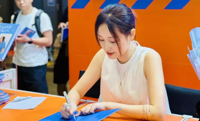 前BBO藝人Hilary昨日（17日）現身香港書展，為首本圖文散文集《未知終點也很可以》舉行簽書會。