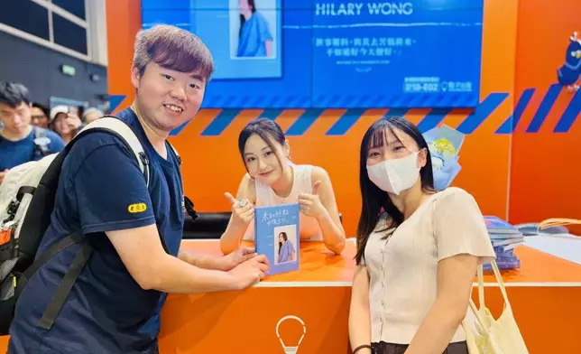 Hilary書展為fans簽名。