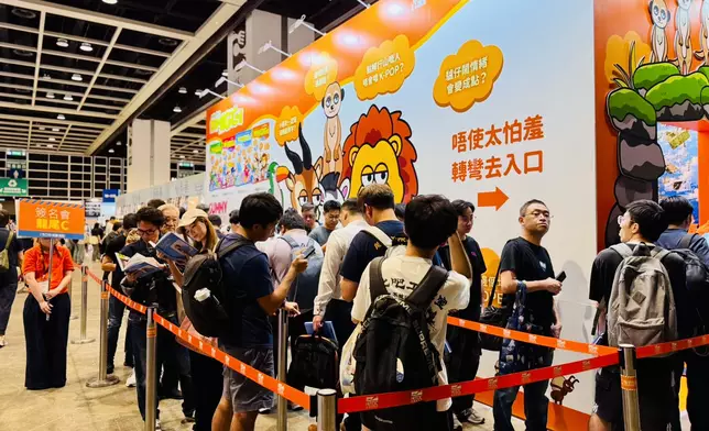 大批fans排隊索取簽名。