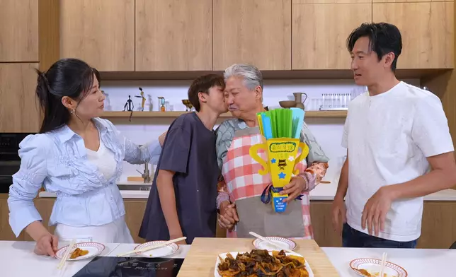 TJ親製「最佳導演獎」送畀爺爺洪金寶。