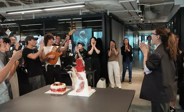 曾比特與黃明德自彈自唱生日歌，更唱勻英文、廣東話及國語三個版本，辦公室瞬間變小型演唱會，全場熱鬧。