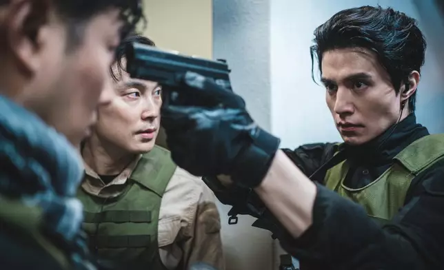 《殺人者的購物中心》第1季中，李棟旭飾演的鄭進灣突然「死亡」。Disney+提供圖片