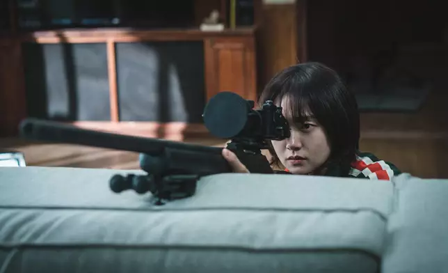 姪女鄭智安（金慧埈 飾）成為殺手圍攻目標。Disney+提供圖片