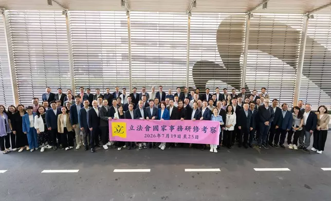 立法會全體議員啟程前往北京，展開為期一周的國家事務研修考察。立法會主席李慧琼FB圖片