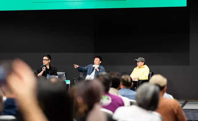 在書展舉行新書分享會。