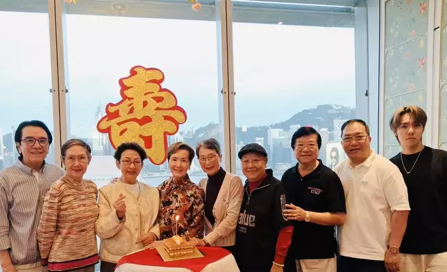 沈芝華（左四）近日迎來80歲大壽。